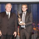 Ulrich Gerlinger und Friedrich Gerlinger bekommen die Preisträgerstatue des Großer Preis des Mittelstandes überreicht. (Foto: Boris Löffert)