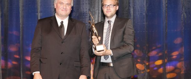 Ulrich Gerlinger und Friedrich Gerlinger bekommen die Preisträgerstatue des Großer Preis des Mittelstandes überreicht. (Foto: Boris Löffert)